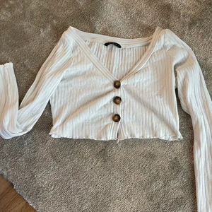 Topp i xs - Jättesöt topp ifrån shein, storlek xs. Knappt använd, köparen står för frakten men kan även mötas upp i nyköping!