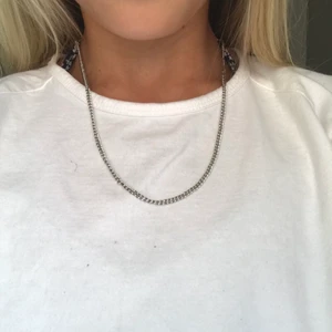 Silver kedja  - Säljer denna super snygga silver kedjan, säljs för att jag redan har många liknade smycken, då denna inte kommer till användning. (Köparen står för frakten) 