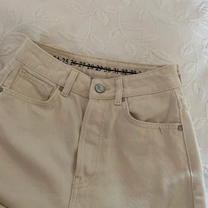Jeans från Bikbok  - Naturvita jeans från Bikbok. 