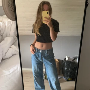 Lågmidjade jeans - Säljer dessa så fina lågmidjade jeansen från zara då de är lite för stora för mig. Använda 1 gång. Jättesnyggt att ha till ett linne o en snygg väska bara🍸 de har ett sytt ”veck” på baksidan av benet som gör att de lägger sig superfint på skorna. Byxorna är i storlek 34 men passar absolut både 34 & 36! Kan tänka mig 300kr + frakt vid snabb affär
