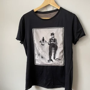 Limitato T-shirt  - Superfin t-shirt från Limitato. Tryck på David Bowie. Storlek S men skulle säga att den passar både xs och M.  Nypris 1400kr🌸