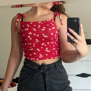 Linne med knytband - Jättesöt röd topp med knytband. Resår runt hela så väldigt stretchig.
