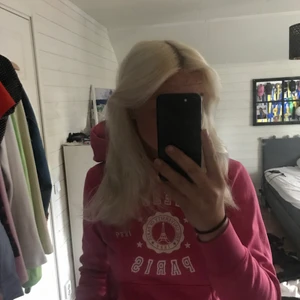 Fanshirt hoddie storlek S - Begagnad men bra skick, liten i storleken mer som en XS, har en fläck se bild.