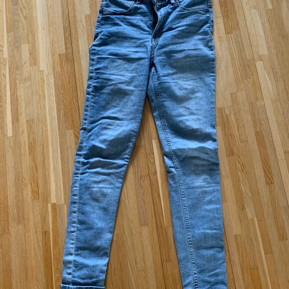 Fina highwaist jeans från hm. Passformen är skinny med stretch. Inte använda särskilt mycket. Jeans & Byxor.