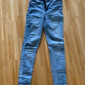 Fina highwaist jeans från hm. Passformen är skinny med stretch. Inte använda särskilt mycket