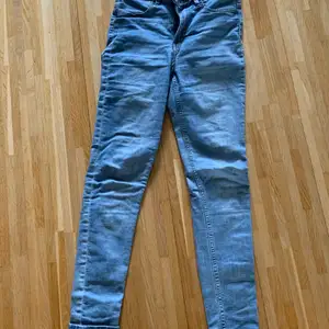 Fina highwaist jeans från hm. Passformen är skinny med stretch. Inte använda särskilt mycket