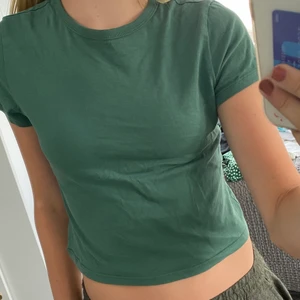 Mörkgrön t-shirt, storlek xs  - Så bra i längden och älskar färgen, weekday❤️❤️