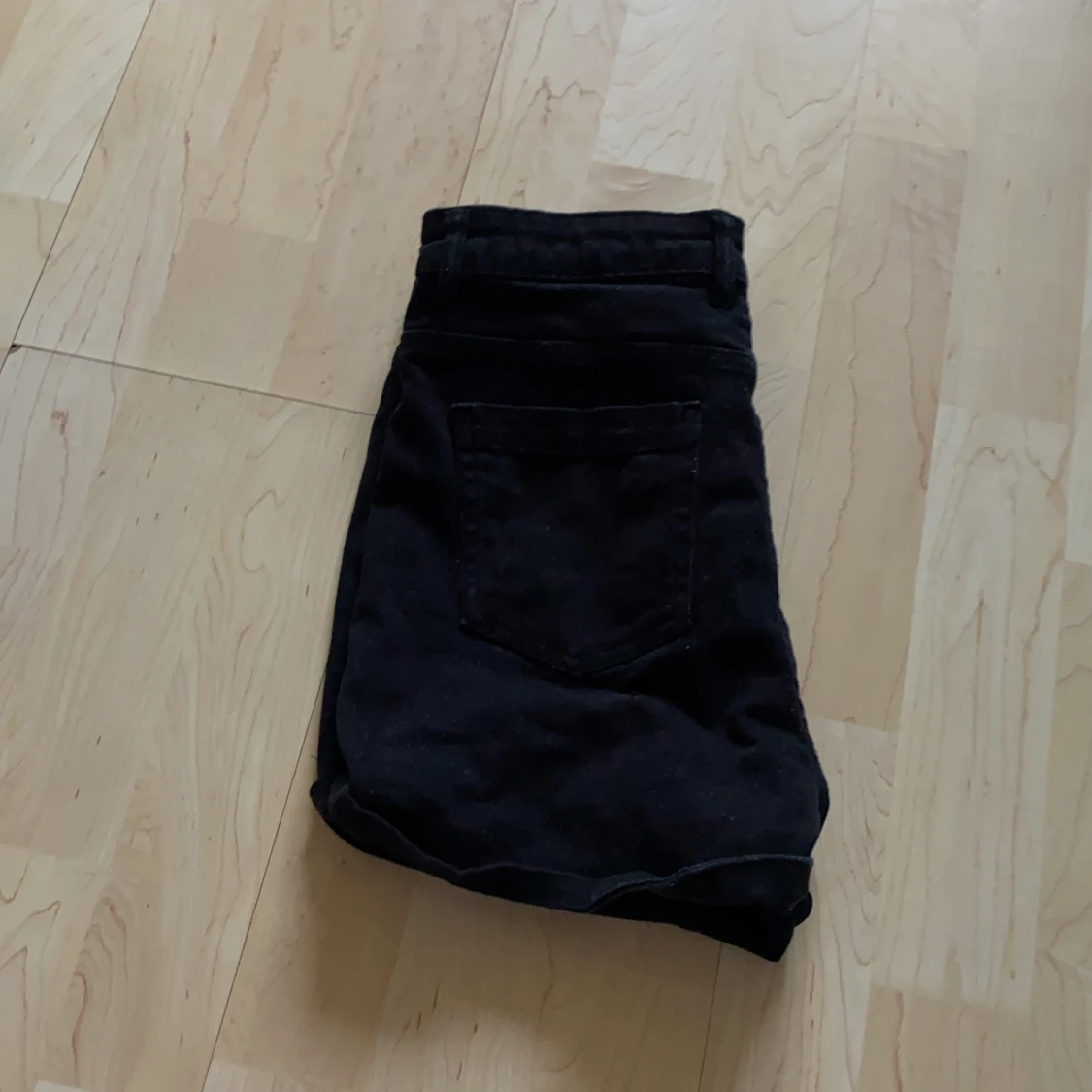 Ett par svarta jeans shorts  - 91