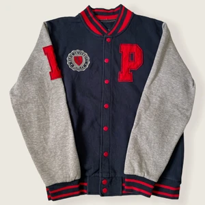 Vintage Varsity Jacket - Skick 10/10.                                                                        Väldigt fin vintage varsity/ college jacket, storlek M.          Från Paris University 