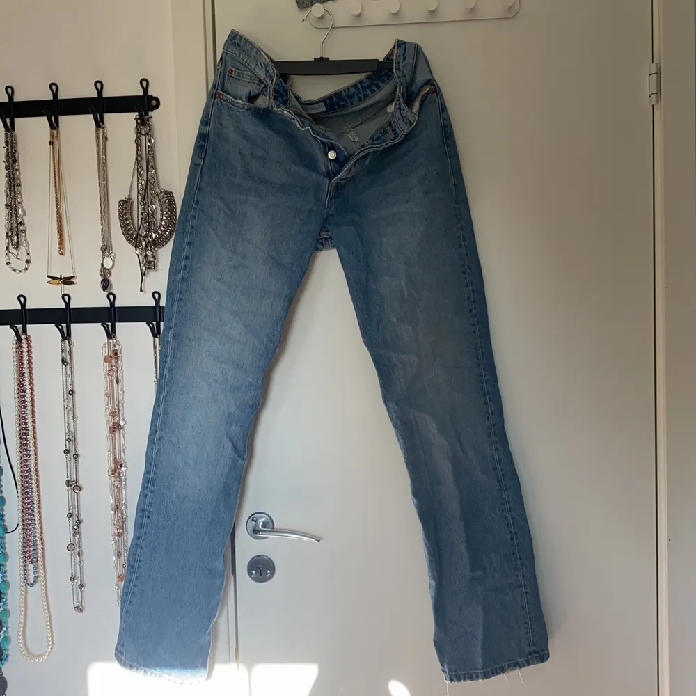 Ett par helt oanvända Zara Jeans som är slutsålda. Säljer pga de var för små. Dock är prislappen borta eftersom jag råka ta bort den.. Jeans & Byxor.