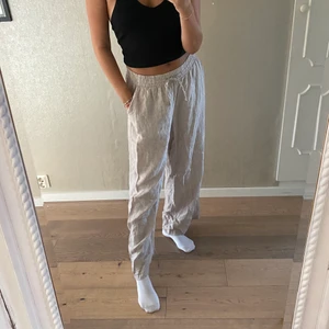 Linnebyxa - Trendiga linnebyxor från Gina i nyskick! Pösiga i benen och går att spänna in med band i midjan. Jag säljer dom för halva butikspriset då jag enbart använt dom 2 gånger. Storlek 40 men passar mig som även är en 38. Kan hämtas i malmö annars står köpare för frakt. 