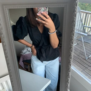 Blus - Såååå fin blus som jag inte får någon användning utan, köptes för 499kr och är aldrig använd hoppas någon får mer användning utan den då den är så himla fin🍒🤍