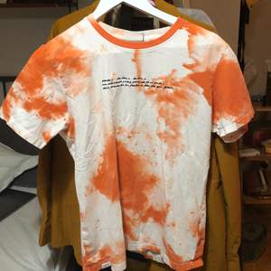 Vit och orange tshirt med morse code motiv, i fint skick utan några synliga problem