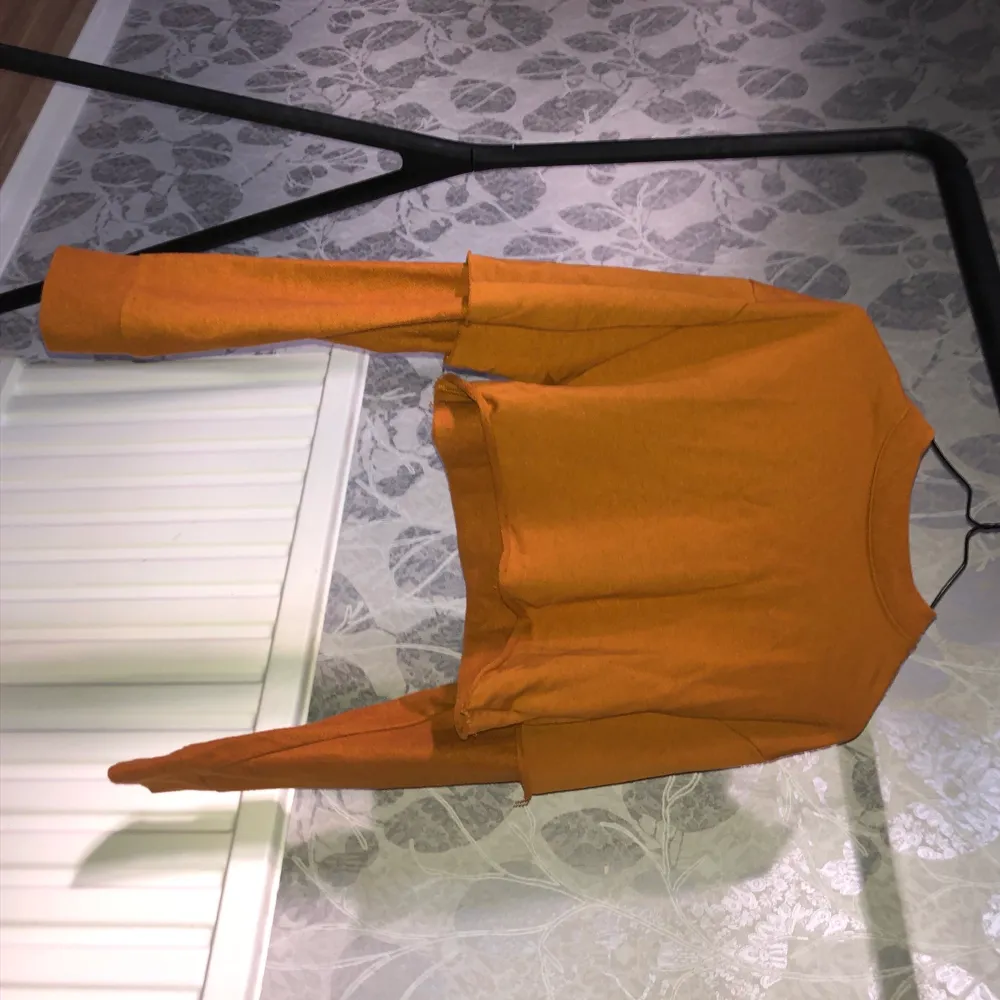 Svinsnygg croppad sweatshirt i skitsnygg färg. Tröjor & Koftor.