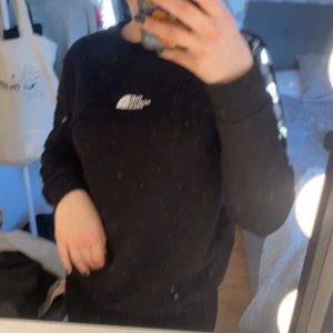 Svart sweatshirt  - En svart sweatshirt i märket The North Face vilket är tryggt både över armarna på på bröstet över tröjan i vit. Säljs eftersom den inte kommer till användning