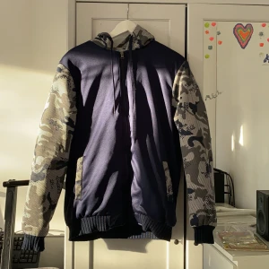 Kofta - Unik kofta, köpt utomlands, storlek XL men liten i modellen, säljer pga det ej är min stil längre, inga defekter alls! Nypris 500kr mitt pris 200kr, pris kan diskuteras!