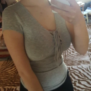 Grå gina tricot top - Säljer en jättesöt, figurnära top som även är ribbad och jätteskön!