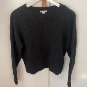 Svart/grå stickad tröja - En svart/grå tunn stickad tröja köpt på hm