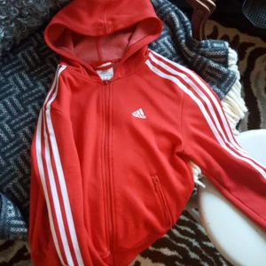 Adidas huvtröja - Röd adidas huvtröja. Frakt ingår i priset!