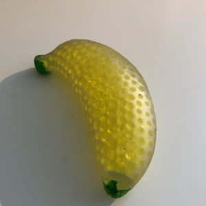 Stress banan  -  Det är en stress boll formad som en banan lite söndrig med det gröna färgen för det har lossnat lite grann den är jätteskön och lite smutsig men det kanske går och tvätta 