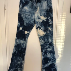 Coola jeans - Coola jeans som är blekta och tiedyed. Storlek S men är lite stretchiga så passar även en mindre M. Lite slitage på baksidan längst ned som ni ser, men bidrar till looken. 💘💘 möts i sthlm elr fraktar