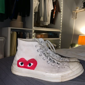 CDG X Converse Strl 42.5 - Jag säljer mina Converse för att dem är för stora för mig, bra skick. Dem går att tvätta i tvättmaskin. Mina är 5 månader gamla! 