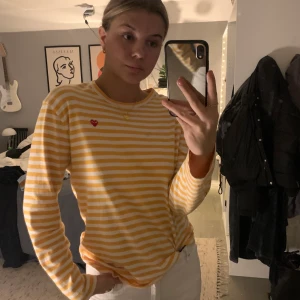 CDG Långärmad  - Långärmad CDG Tröja, i storlek M Ord pris 1000kr Bra skick och går att tvätta i tvättmaskin! 