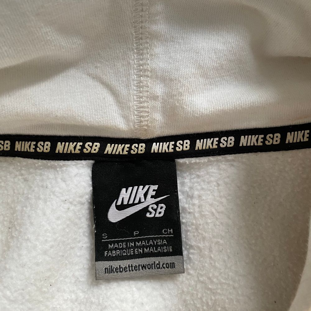 Snyggaste Nike tröjan!! | äkta | köpt för några år sedan men i bra skick förutom en fläck på ärmen vilket jag kan skicka bild på👍🏼 frakt tillkommer. Huvtröjor & Träningströjor.
