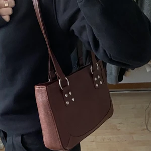 Brun väska - Najs väska köpt på en vintagebutik för några år sen. Säljer pga kommer tyvärr ej till använding längre :)