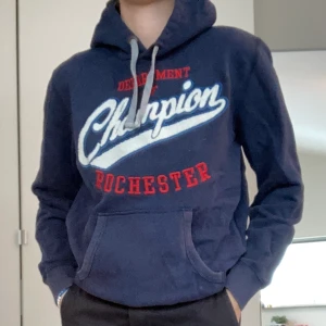 Champion hoodie - Blå champion hoodie ! Bra skick ! Pris ej inklusive frakt, kan mötas upp i Höllviken eller Malmö