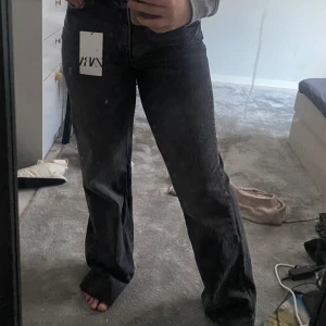 Zara jeans - Säljer ett par zara jeans som är helt oanvända. Säljer de pågrund av att de var lite för långa på mig( jag är 160 ), De är i storlek 38.