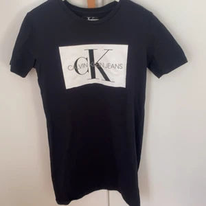 Svart Calvin Klein klänning  - En svart Calvin Klein klänning som ser ut ungefär som en lång t-shirt. Skönt och tjockt material, men kommer aldrig till användning 