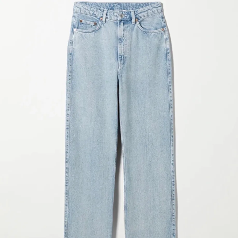 Säljer ett par super snygga jeans ifrån weekday i modellen rowe och i färgen summer blue 🤍🤍 Jeansen är i superbra skick. Det är i strl W26 L30, köparen står för frakt.. Jeans & Byxor.