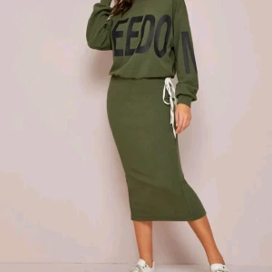 Grön arme set  - använd en gång, jätte fin i sommar. passar S,M 