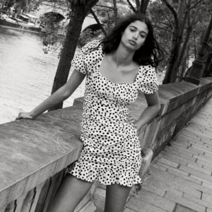 Klänning från zara - Säljer denna klänningen från zara, ny med lappen kvar. Helt slutsåld. Pris: 220+60kr spårbar frakt. Orginalpris är 400kr.