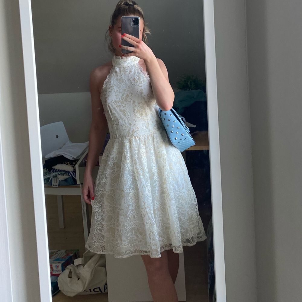 vackraste vackraste halterneckklänningen från limited 2019 Molly Rustas x Bubbleroom 🌷 Går ej att få tag på. Storlek 34, men känns mer som 36. Perfekt skick och dragkedja baktill 🐚 Fraktkostnad: 59kr spårbar och samfraktar givetvis (nypris 450kr-600kr). Klänningar.