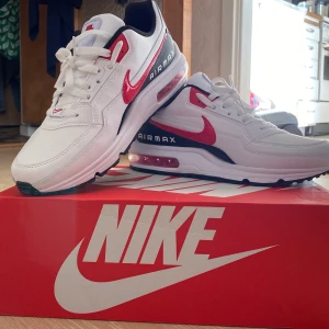 Nike skor  - Nike skor, använda en gång men va för små i storleken. Storlek 8,5. Kan postas om köparen står för frakten 😊 (pris kan diskuteras) 