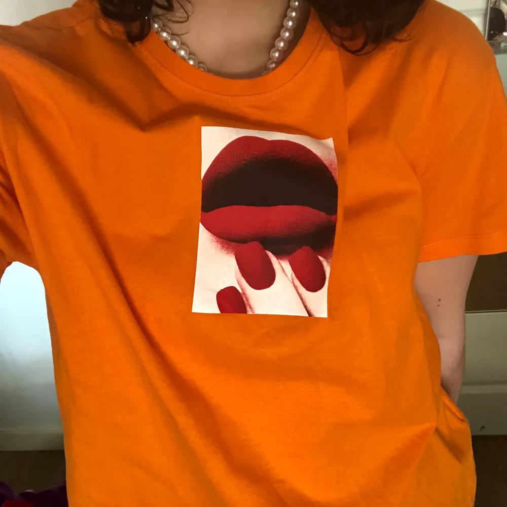 lite oversize tshirt med ballt tryck. köpt på carlings och säljer pga inte riktigt min stil. mycket bra skick. (frakt tillkommer!)🧡. T-shirts.