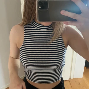 Ribbat linne - Ribbad tröja med marinblåa ränder, som nyskick.☺️