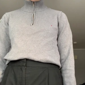 Grå Hilfiger halfzip!  - Den är i bra kvalitet och är köpt från secondhand, fin grå färg och tjockt material!