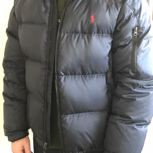 Vinter jacka Ralph Lauren  - Ny använd fåtal gånger. Mörkblå med svarta detaljer
