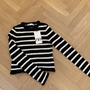 Zara tröja - Jättefin slutsåld tröja från zara, oanvänd med lappen kvar, sitter fint, skriv privat vid intresse, högsta bud på 385💞💓