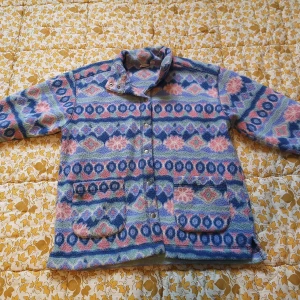 Vintage 90s 80s fleece 🌞 - I barnstorlek. Jag är en S, på mig sitter den som en Skjorta mer än en jacka. Men den är liksom inte för liten på kroppen. Däremot för kort i ärmarna för mig. Skicket är fint. Men den är nopprig som fleecar blir efter några tvättar. L 59cm. B 50cmx2 BUD  