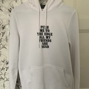 Hoodie - Skitsnygg vit Hoodie med text på framsidan och tryck på armen. Aldrig använd. Passar xs/s⚡️