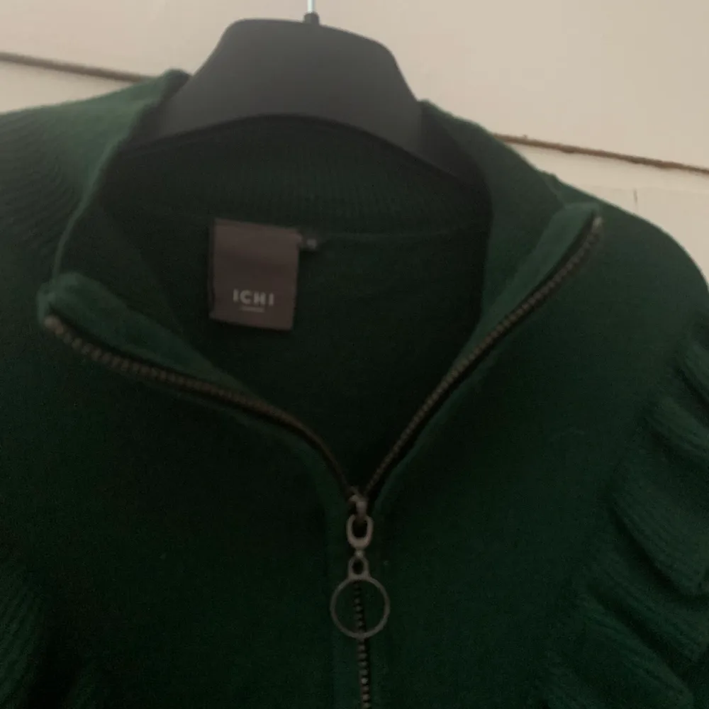 Supersöt stickad tröja från märket ICHI. Mörkgrön och i str XS. 150 kr +frakt ⚡️⚡️. Stickat.