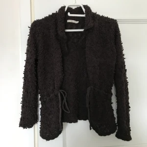 Brun kofta  - Så fin brun stickad kofta! Kan dras åt i midjan