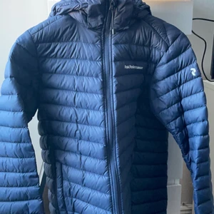 PeakPerformance - Mörkblå PeakPerformance dunjacka i väldigt bra skick🤍 Storlek 160, sitter som XS/S💞500kr eller bud💕 