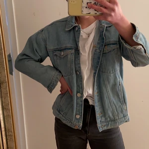 Jeansjacka  - Jeansjacka från monki. Storlek XXS men eftersom det är en oversized modell sitter den superbra på mig som är S
