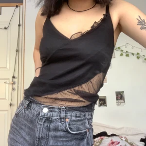 Linne  - Jätte fin vintage linne med spets detaljer köpt på second hand butik. Buda 🥰 jag har xs o den e lite stor så passar s, one of a kind. Ledande bud: 150kr inkl frakt