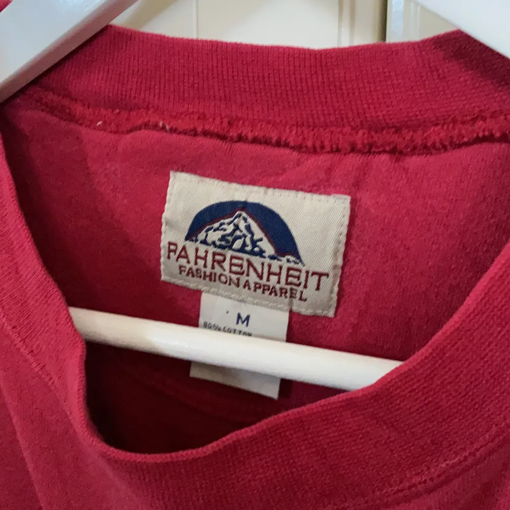 Cool sweatshirt med stad, färgen svår att få med på bild men är rosa-röd. Vintage skick - ena mudden lite sönder se bild 3 annars fin! (kan gå ner i pris vid snabb affär . Hoodies.